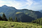 16 Vista verso il Monte Cvallo con la lunga cresta della Val Terzera